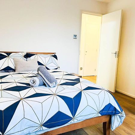 Lovely 2 Bedroom Flat With Free Parking, Great Transport Links To Central London, The Excel Centre, Canary Wharf And The O2! 外观 照片
