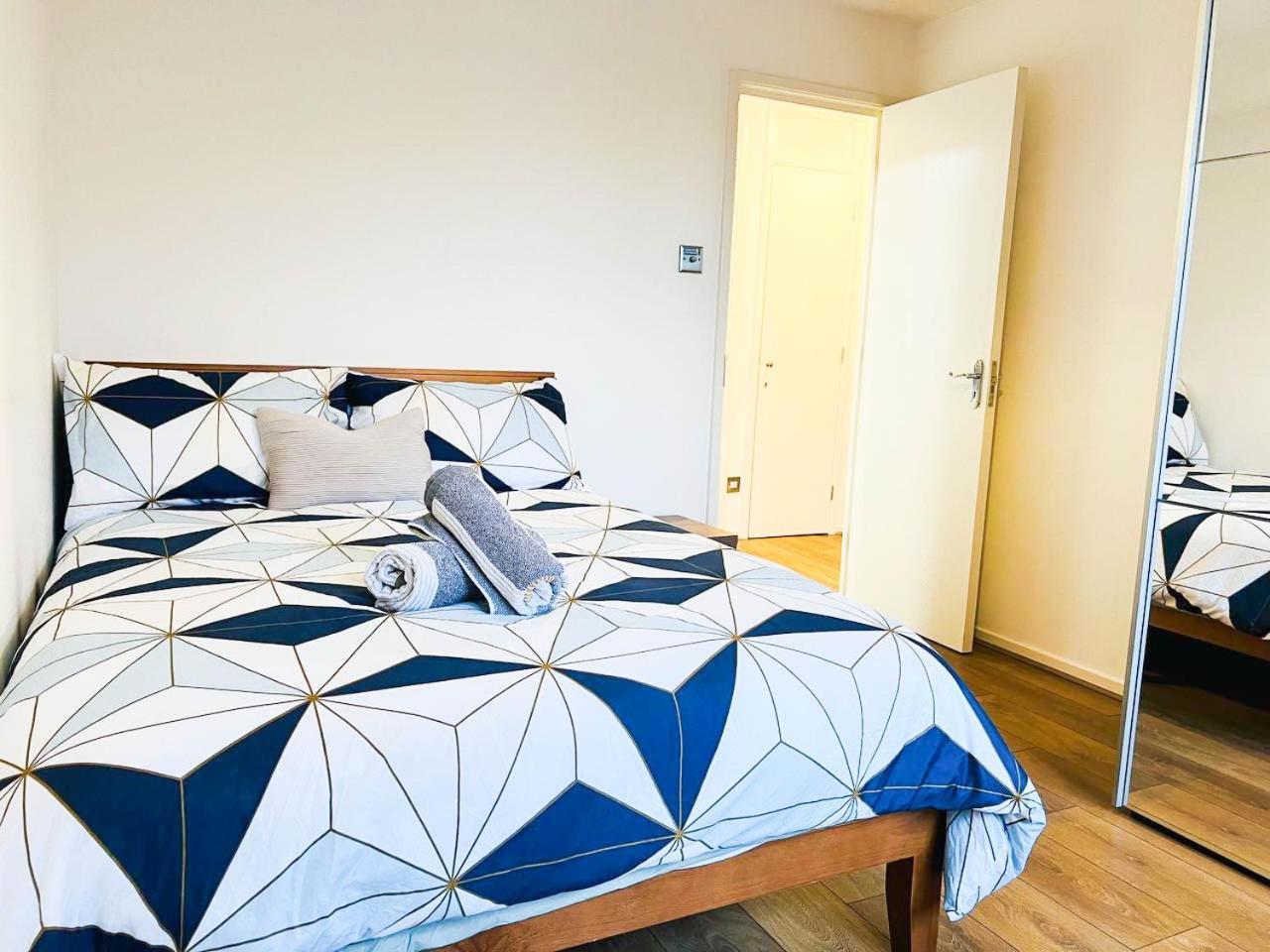 Lovely 2 Bedroom Flat With Free Parking, Great Transport Links To Central London, The Excel Centre, Canary Wharf And The O2! 外观 照片